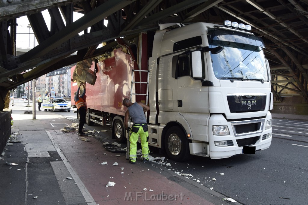 LKW blieb unter Bruecke haengen Koeln Deutz Opladenerstr Deutz Muelheimerstr P027.JPG - Miklos Laubert